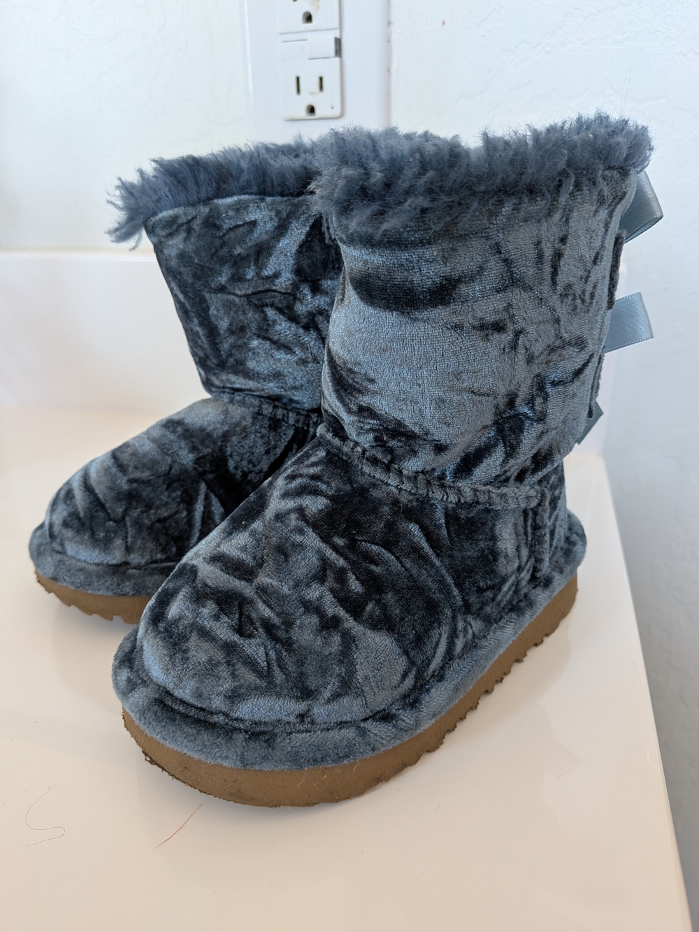 UGG Kids Bailey Bow Boots Blue Velvet Crushed Soft Fur Lined Girls Size 7